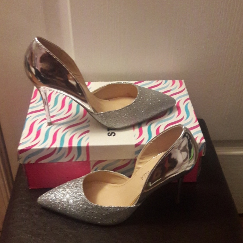 👠NIB👠 FABULOUS SILVER HIGH HEELS
